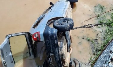 Homem morre após bater carro e cair em ribeirão