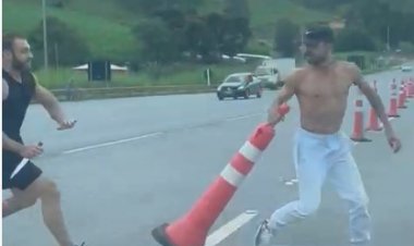 Homens trocam socos e um deles se arma de faca