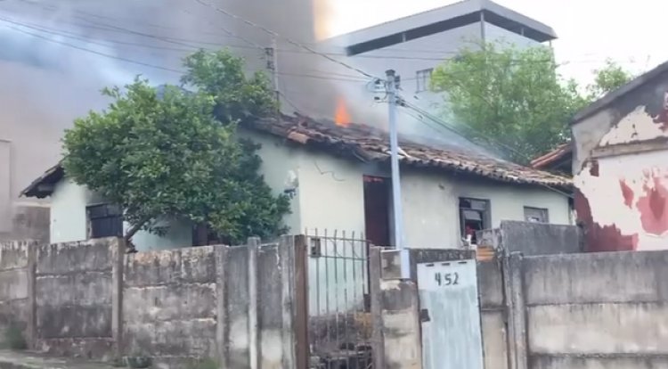 INCÊNDIO - Casa pega fogo no Piedade