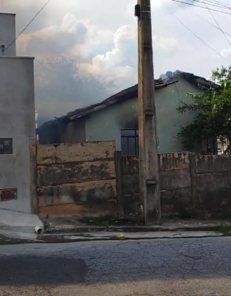 INCÊNDIO - Casa pega fogo no Piedade