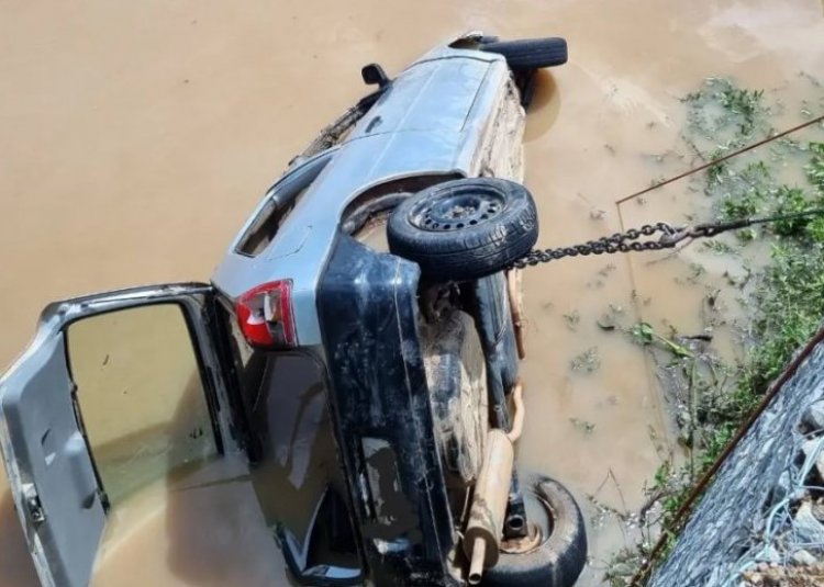 Homem morre após bater carro e cair em ribeirão