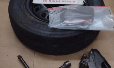 Carro tem peças furtadas em rua do Centro