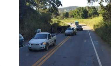 Carro fica no meio da pista na “Curva do S” na MG-431
