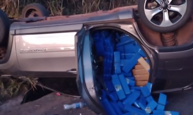 Carro capota e PM apreende 1.211 barras de maconha