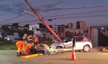 Homem morre após bater carro em poste