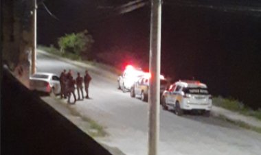 PERSEGUIÇÃO E TIROS - Homem foge da polícia, bate carro e pula no rio