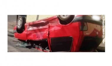 Carro capota após colisão no Piedade