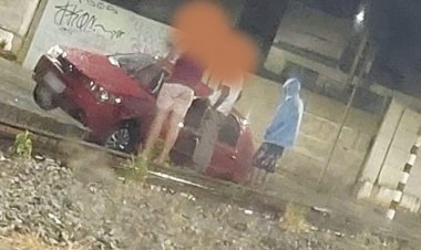 Carro cai em vala na Avenida Dona Cota