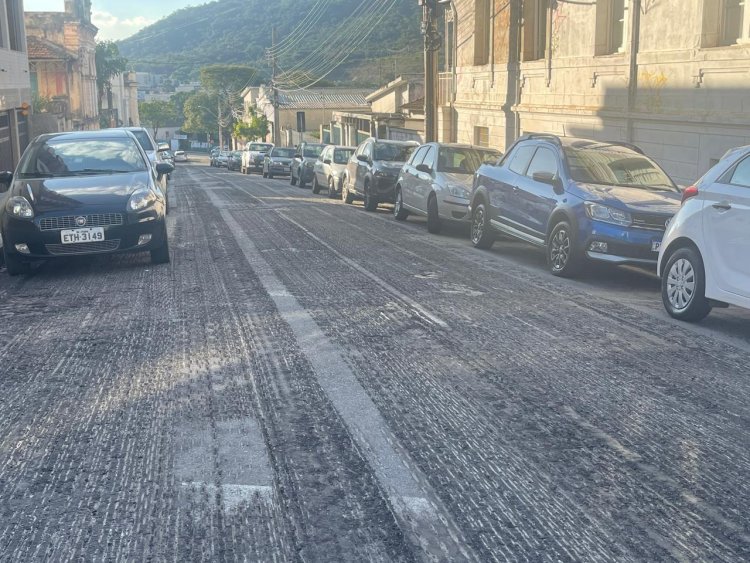 Veículos são “removidos” por causa de obra de asfaltamento