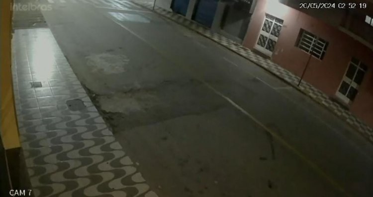 Homem sobe em poste e furta residência no Centro