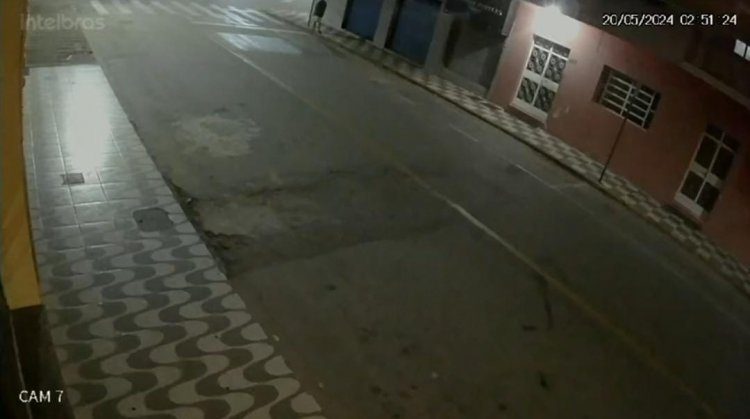 Homem sobe em poste e furta residência no Centro