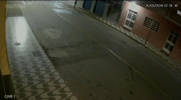 Homem sobe em poste e furta residência no Centro