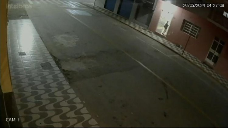 Homem sobe em poste e furta residência no Centro