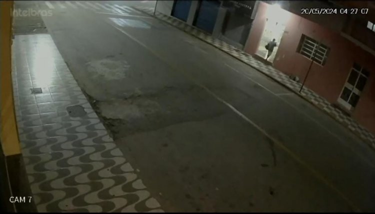 Homem sobe em poste e furta residência no Centro