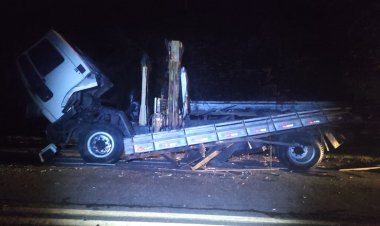 Carreta bate em caminhão com defeito na MG-050
