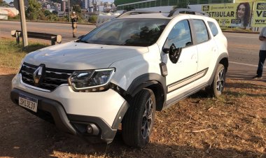 Duster fez conversão à esquerda e moto bateu