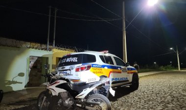 Dois homens foram presos, e moto recuperada