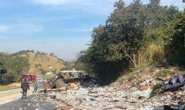 Caminhão tomba na chegada do pedágio