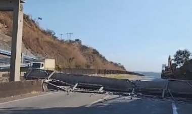 Carreta derrubou passarela na BR-262