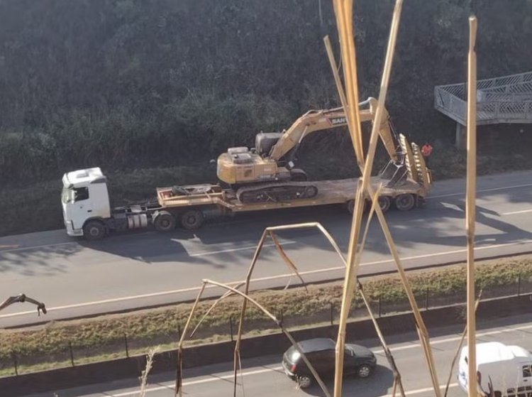 Carreta derrubou passarela na BR-262 nesta tarde