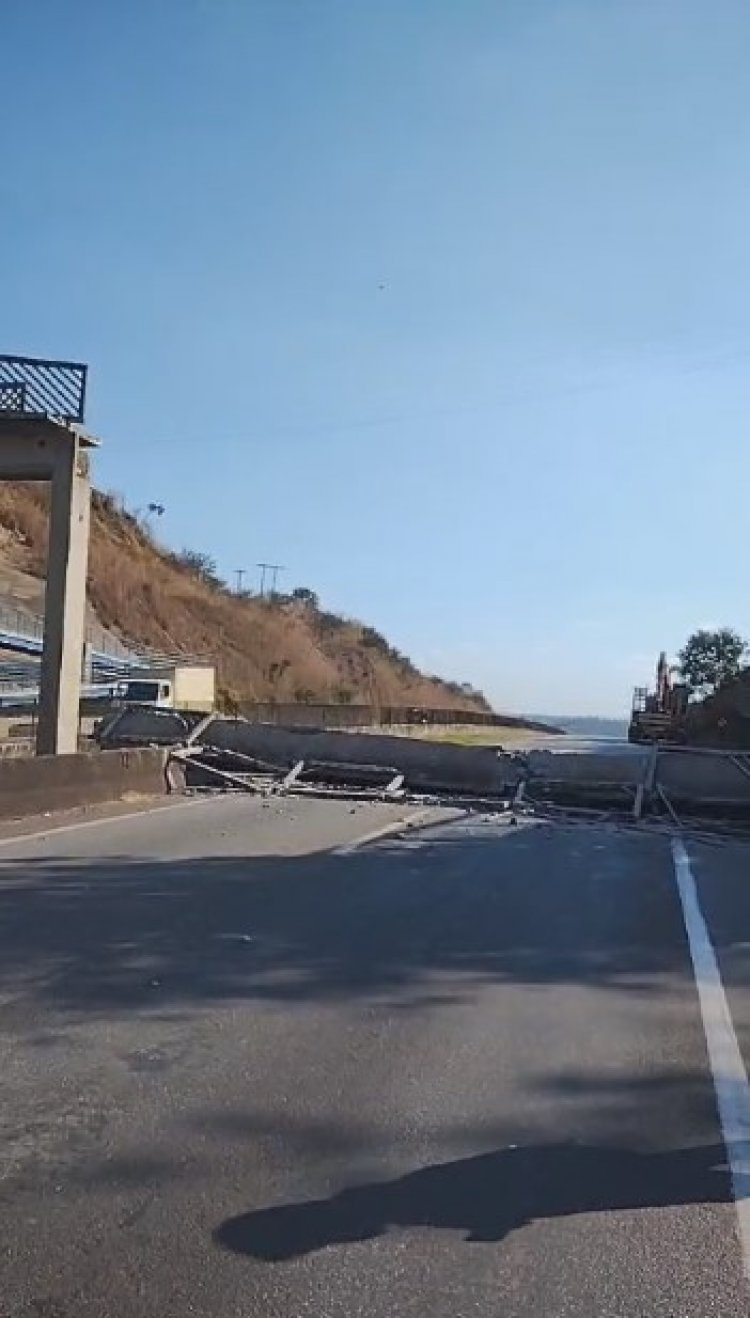 Carreta derrubou passarela na BR-262 nesta tarde