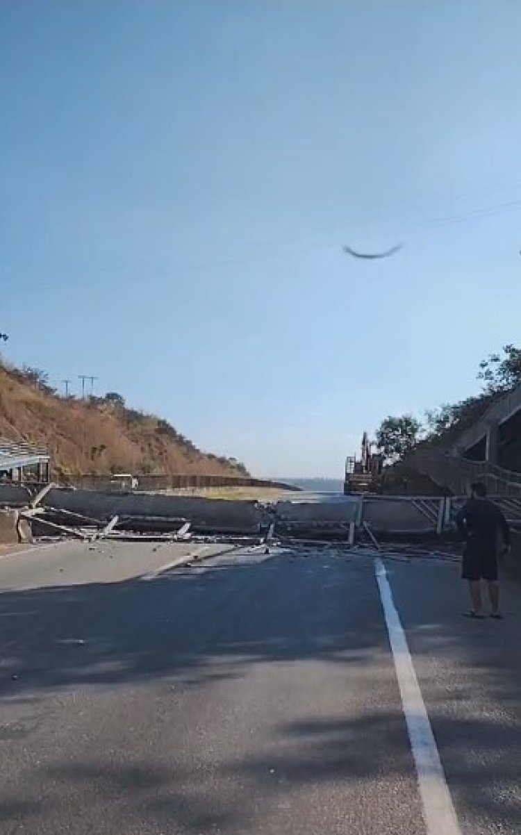 Carreta derrubou passarela na BR-262 nesta tarde