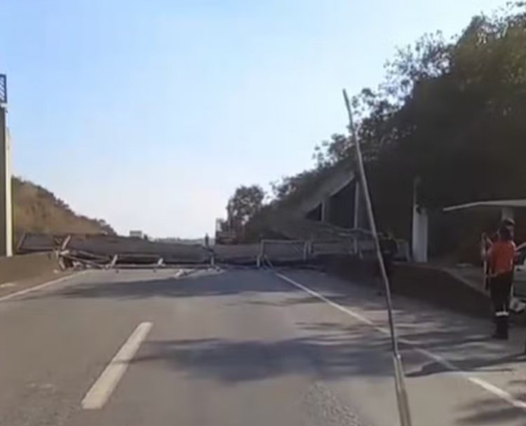 Carreta derrubou passarela na BR-262 nesta tarde