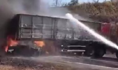 Duas carretas se envolvem em acidente na BR 262 e pegam fogo