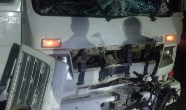 Moto na contramão bateu em caminhão