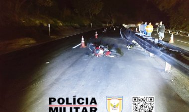 Motoqueira é ferida gravemente ao cair na pista