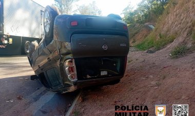 ACIDENTE NA MG-050 - Motorista desvia de veículo na contramão e capota carro