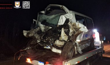 Carreta na contramão  bate em microônibus