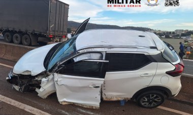 Nissan Kicks capota  após “fechada” de carreta