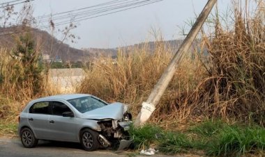 Homem colide contra poste
