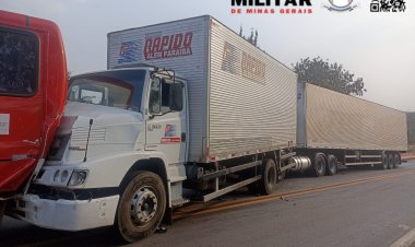 Quatro veículos se envolvem em acidente na rodovia