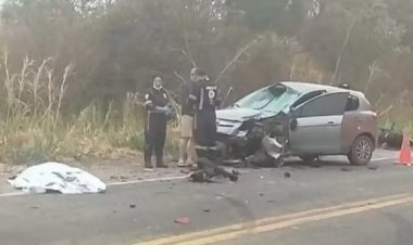 Motoqueiro morre ao bater moto em carro