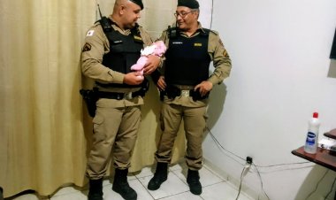 Policiais militares salvam criança que engasgou