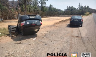 Carro “entra na frente” de outro e capota na MG-431