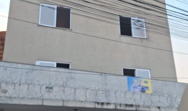 Bombeiros apagam incêndio em prédio na Rua 13 de Maio em Itaúna