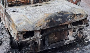 Fiat Uno é destruído em incêndio após bater em carreta