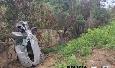 COLISÃO - Carro capota e fica “em pé” na MG-050