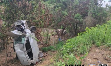Colisão joga Fiat Argo pra fora da pista