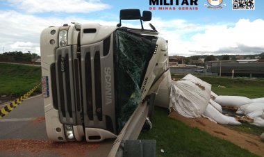 Carreta tomba ao fazer curva no trevo da MG-431 com MG-050