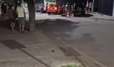 Jeep em alta velocidade bate em 4 veículos estacionados