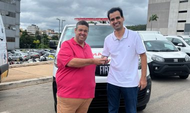 Léo Alves entrega chaves ao secretário de Saúde