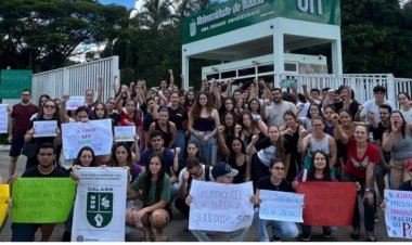 PROTESTO - Alunos da UIT fazem manifestação