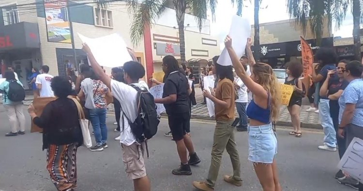 Manifestação contra racismo movimenta ruas de Itaúna
