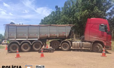 Moto bate em carreta e motoqueiro morre, na MG-050 em Itaúna