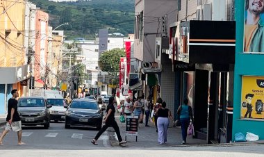 Comércio começa hoje a  funcionar até mais tarde