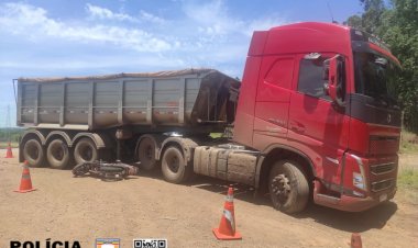 Moto bate em carreta e motoqueiro morre